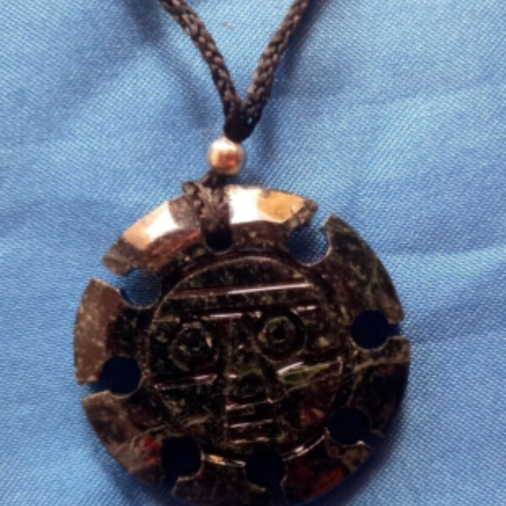 Handmade necklace in thread and natural stone with Inca sun design